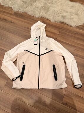 Nike Men's Tech Woven Light Loose Fit Jacket